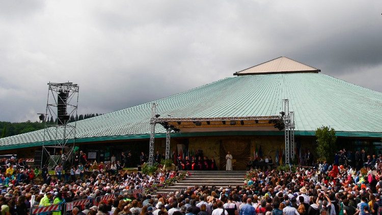 Pápežova návšteva v Loppiane - stretnutie so 7000 účastníkmi pred Svätyňou Theotokos