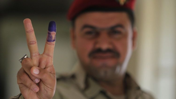 Un membre des forces de sécurité irakiennes dans un bureau de vote de Baghdad, la capitale irakienne, le 10 mai 2018.