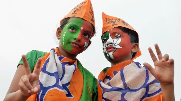 Junge BJP Aktivisten auf einer Wahlparty in Indien