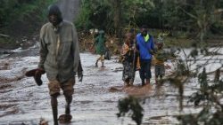 topshot-kenya-flood-weather-1526021287798.jpg