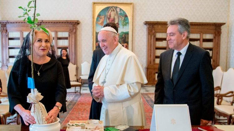 Папа Франциск на аудиенцията за румънската министър-председателка Виорика Дънчила