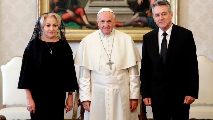Le Pape François entouré de Viorica Dăncilă, Première ministre roumaine et de son époux.