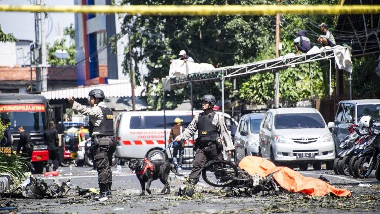 Zamachy na trzy kościoły w Indonezji