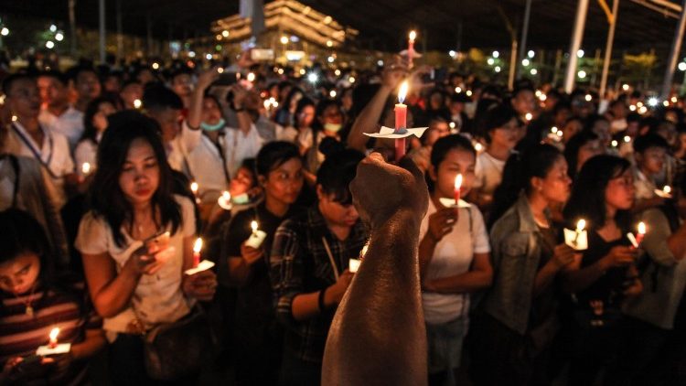 Chrześcijanie w Indonezji na modlitwie za ofiary prześladowań