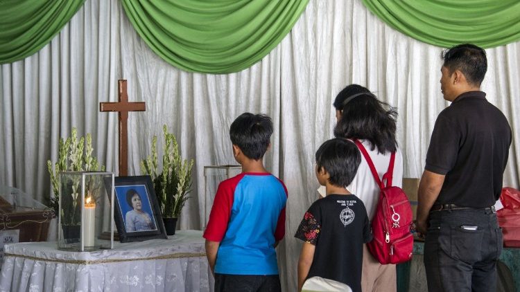 2018-05-13 Rodzina modli się za ofiarę zamachu terrorystycznego na kościół w Indonezji