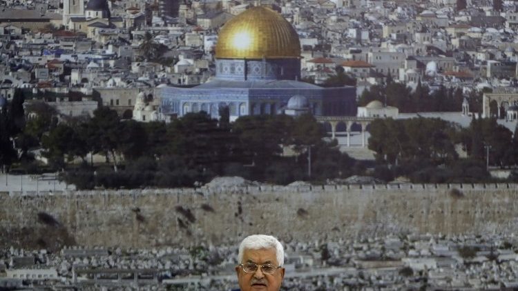 Abbasz palesztin elnök, a háttérben Jeruzsálem 