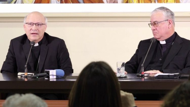 Conférence de presse de deux évêques chiliens le 14 mai 2018 à Rome.