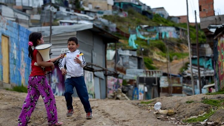 Poveri in uno slum di Bogotà