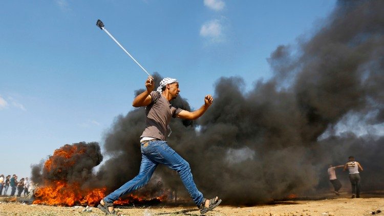 I violenti scontri a Gaza dopo il trasferimento dell'ambasciata USA da Tel Aviv a Gerusalemme
