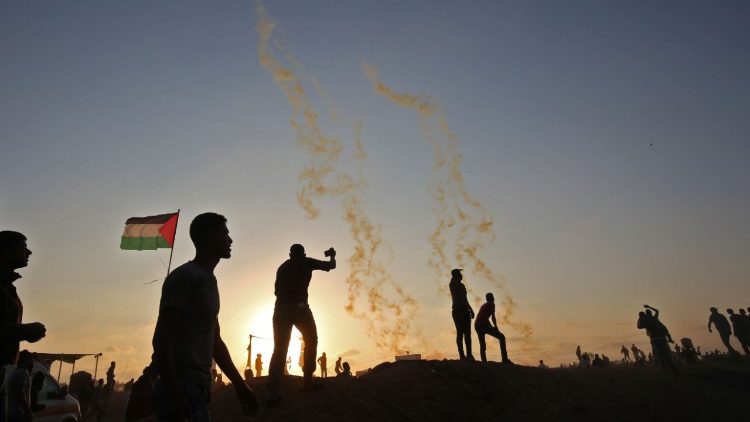 Palesztinok tüntetése az izraeli határ mellett izraeli könnygáz-bombák közepette