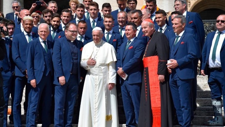 Pápež František sa na jednej z generálenych audiencií stretol aj s futbalovým klubom Rapid Viedeň
