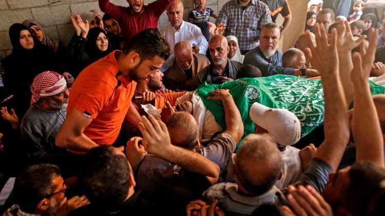 Palestinezët vajtojnë të vdekurit gjatë ndeshjeve në Gaza