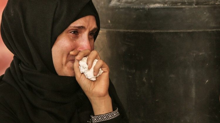 Dolore di una donna palestinese che ha perso il marito nelle violenze a Gaza