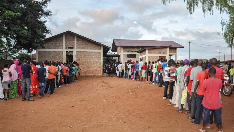 Burundi: lunghe code ai seggi