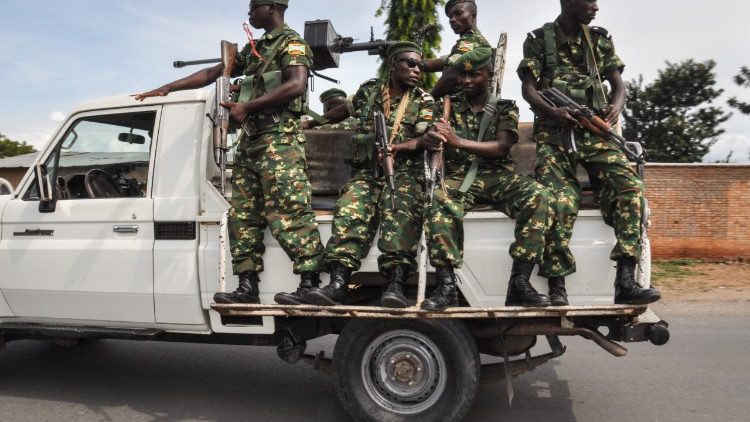 Une patrouille de militaires burundais à proximité d'un bureau de vote, à Bujumbura, le 17 mai 2018.
