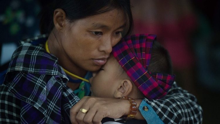 Matka z dzieckiem znalazła schronienie w kościele w czasie walk w Birmie