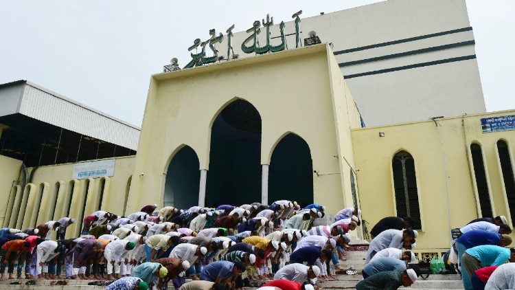 Musulmani in preghiera a Dhaka, Bangladesh, durante il Ramadan