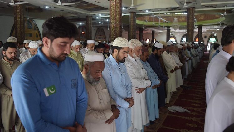 Pakistan: musulmani in preghiea