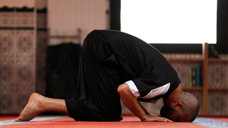 Betender Muslim in einer Moschee in Le Havre, Nordfrankreich