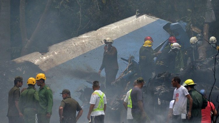 Les secours autour de la carcasse de l'avion qui s'est écrasé à Cuba