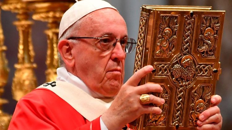 Papst Franzisksu feiert die Messe