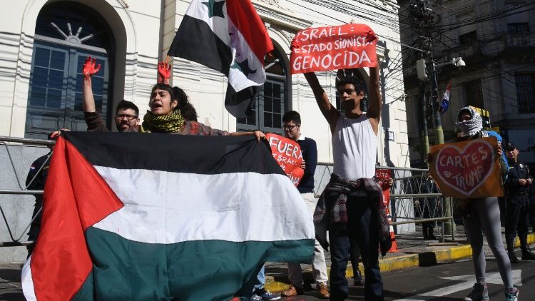Palästinenser protestieren gegen verlegte Botschaften