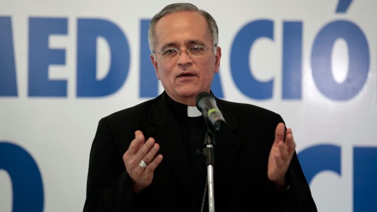 Mons. Silvio Báez nella Commissione di mediazione della Chiesa cattolica 