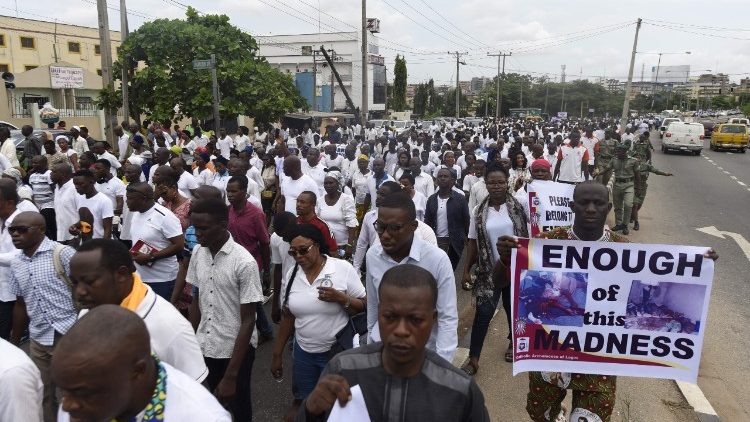 Tiltakozók Nigéria utcáin