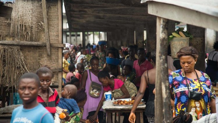 Sur le marché, de nombreux Congolais estiment que Ebola est une maladie mystique.