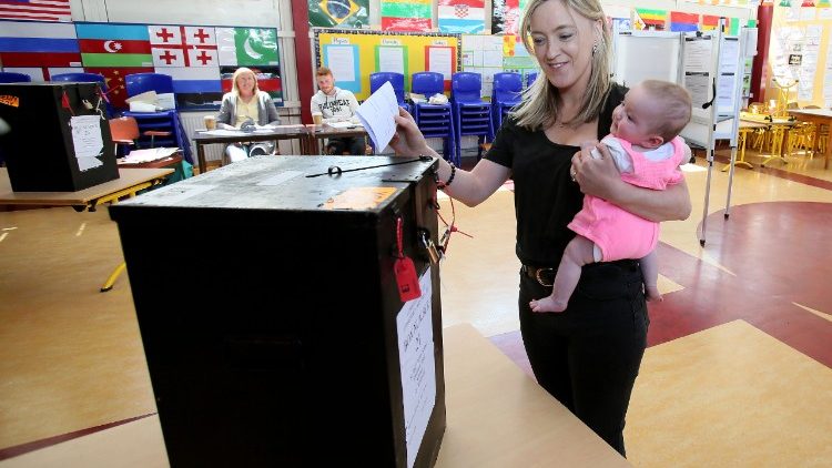 Irsko hlasuje o odstranění 8. ústavního dodatku zaručujícího práva nenarozeným dětem