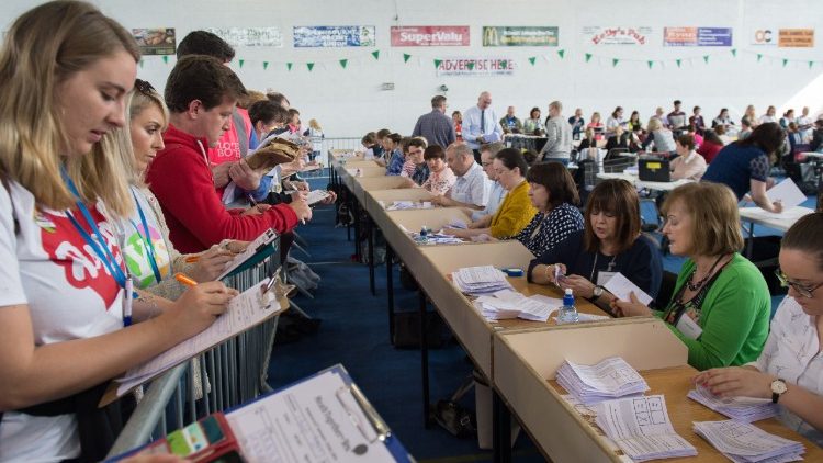 Il conteggio dei voti in un seggio elettorale irlandese