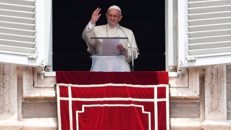 El Papa saluda a los fieles presentes en la plaza de san Pedro 
