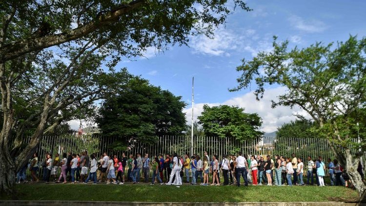 Colombian voters queue at a polling station 