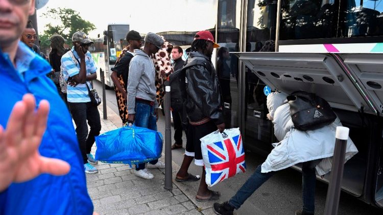 Евакуация на мигранти от северните покрайнини на Париж