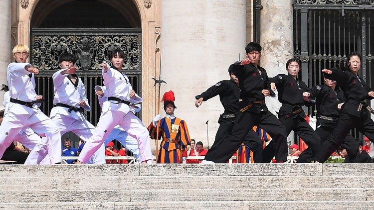 Koreai taekwondo csapat a pápa szerdai általános kihallgatásán