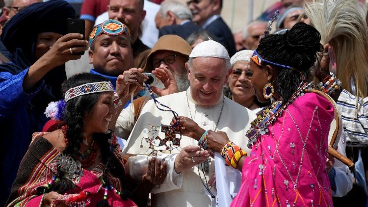 Der Papst und Indigene