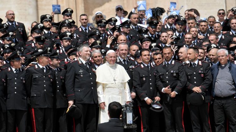 Група італьянскіх карабінэраў на агульнай аўдыенцыі з Папам 