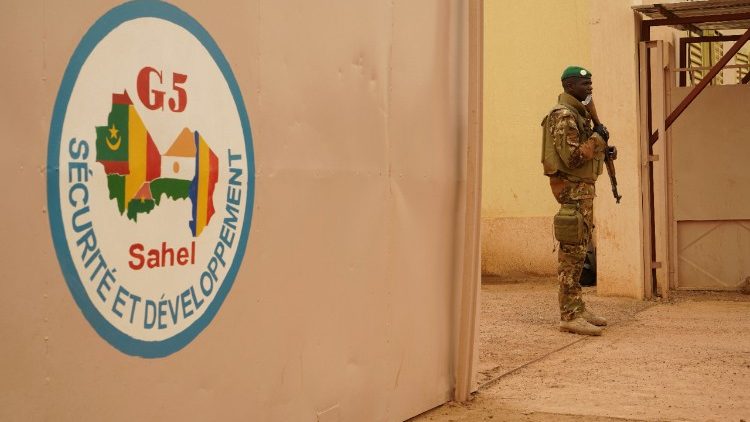 Un soldat malien  monte la garde devant le poste de commandement opérationnel de la force G5 Sahel, à Sévaré, en banlieue de Mopti, au Mali, le 30 mai 2017.