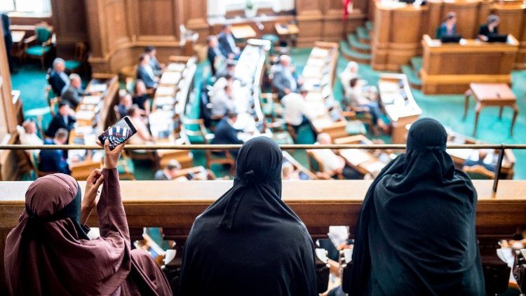 Frauen mit Nikab sitzen in der Besucherzone im dänischen Parlament