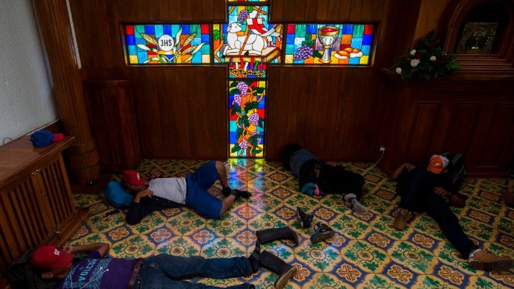 Jovens manifestantes buscam refúgio na Catedral Metropolitana de Manágua
