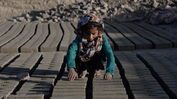 अफगनिस्तान का एक बाल मजदूर