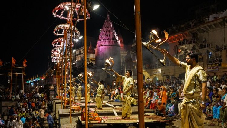 Un rituel "Arti" réalisé par des prêtres hindous à Bénarès sur les berges du Gange, le 1er juin 2018.