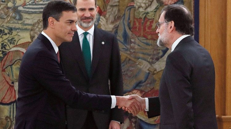 Spain's new Prime Minister Pedro Sanchez (L) shakes hands with Mariano Rajoy