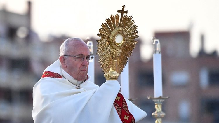 Papa Franjo blagoslivlja narod Presvetim oltarskim sakramentom (Ostia, 3. lipnja 2018.)
