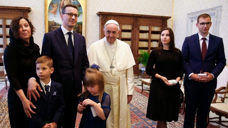 Papež František s rodinou polského premiéra Mateusze Morawieckého