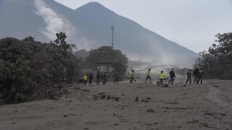 Equipes de socorro no rastro de destruição deixado pelo Vulcão de Fogo  