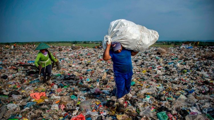 Indonesien: Mülldeponie am Meer
