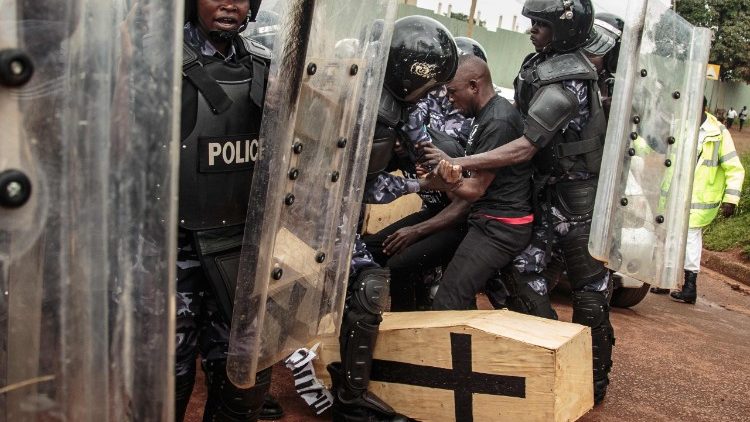 Demonštrácie pred Parlamento proti nečinnosti polície (Uganda 6. júna 2018)