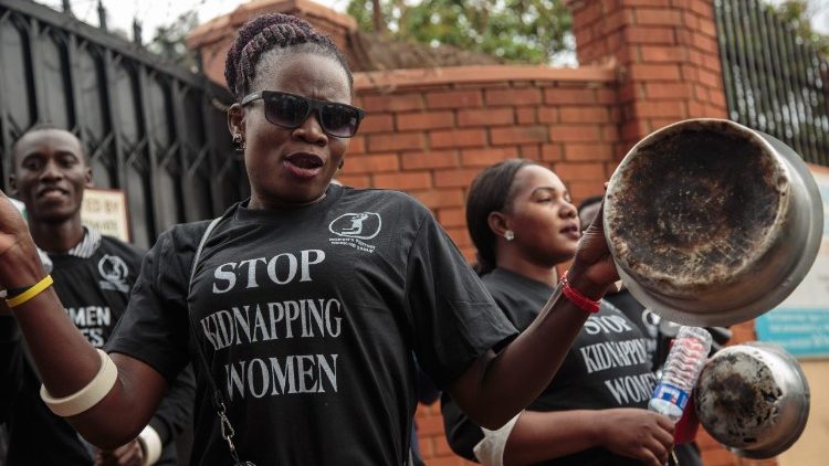 Aktivisten demonstrieren vor dem Regierungssitz in Kampala gegen zunehmende Entführungen von Frauen, 5.6.2018