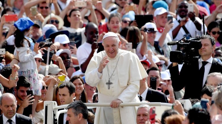 Papa Francisc, la sosirea în mijlocul credincioșilor și pelerinlor de la audiența generală de miercuri, 6 iunie 2018
